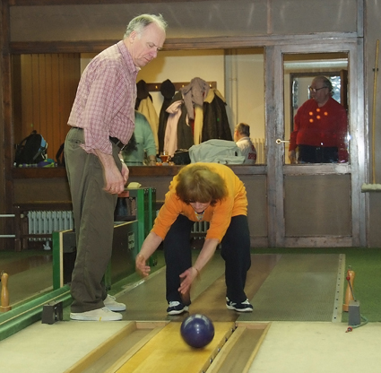 Zwei Blinde beim Kegeln